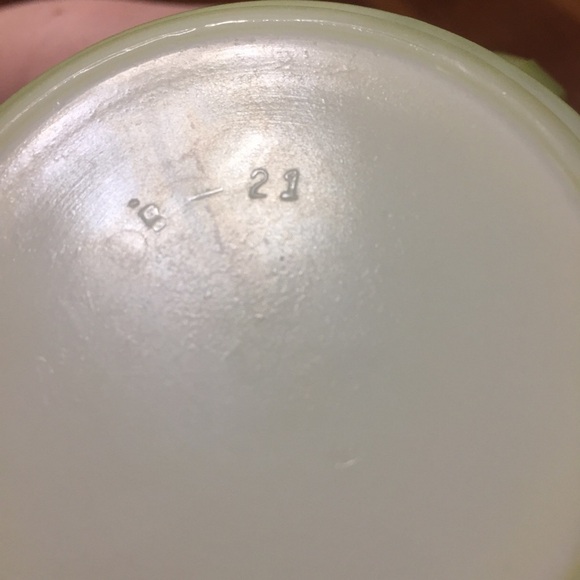 Set of 4 Vintage Green Milk Glass Mugs - Picture 8 of 9